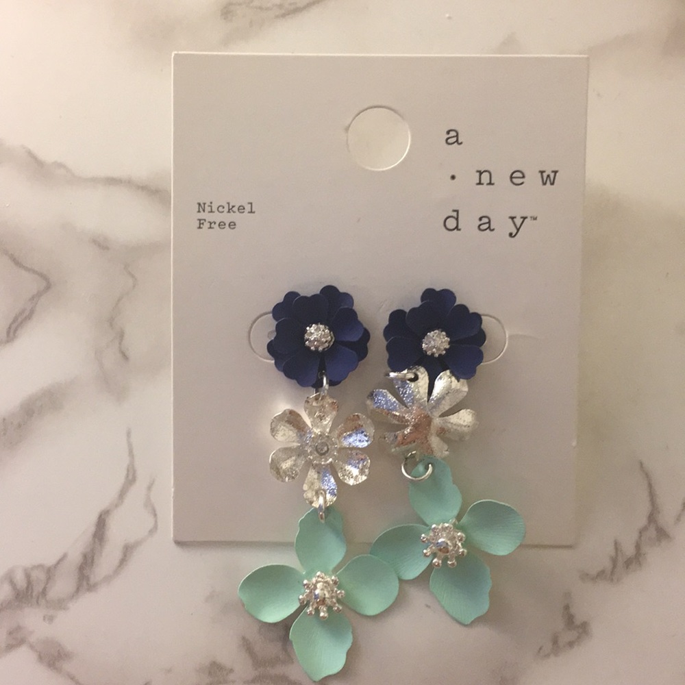 NWT Flower dangle earrings